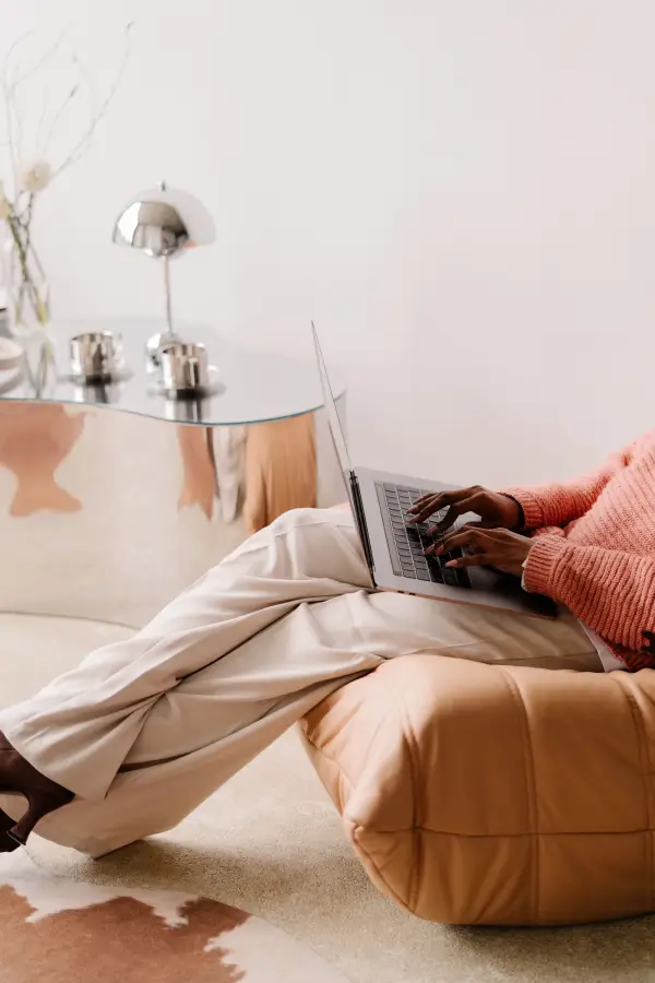 Vrouw op stoel met laptop
