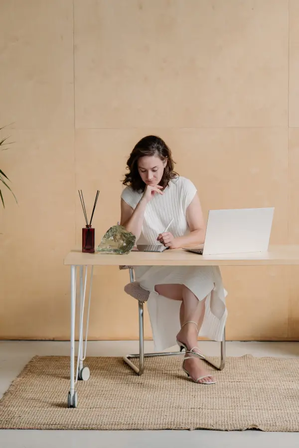 Werkende vrouw aan bureau